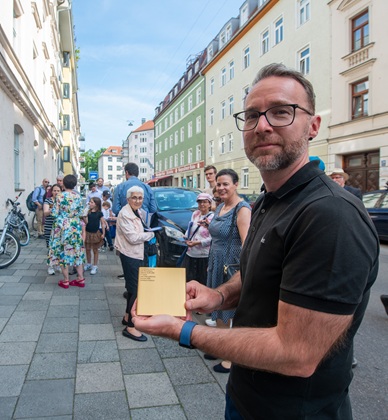 Benoît Blaser, Ludwigvorstadt-Isarvorstadt district committee, with the Memorial Sign for Eva Mandel
