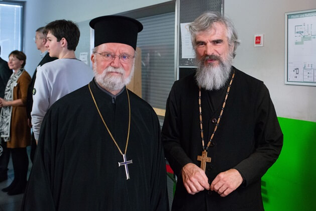 Erzpriester Apostolos Malamoussis, griechisch-orthodoxer Erzpriester des Ökumenischen Patriarchats (links)