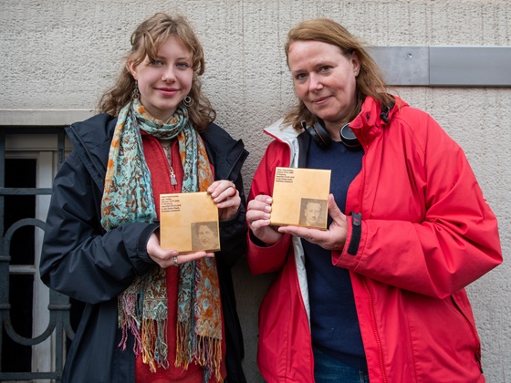 Schülerin und Suzanne Morris mit den Erinnerungszeichen