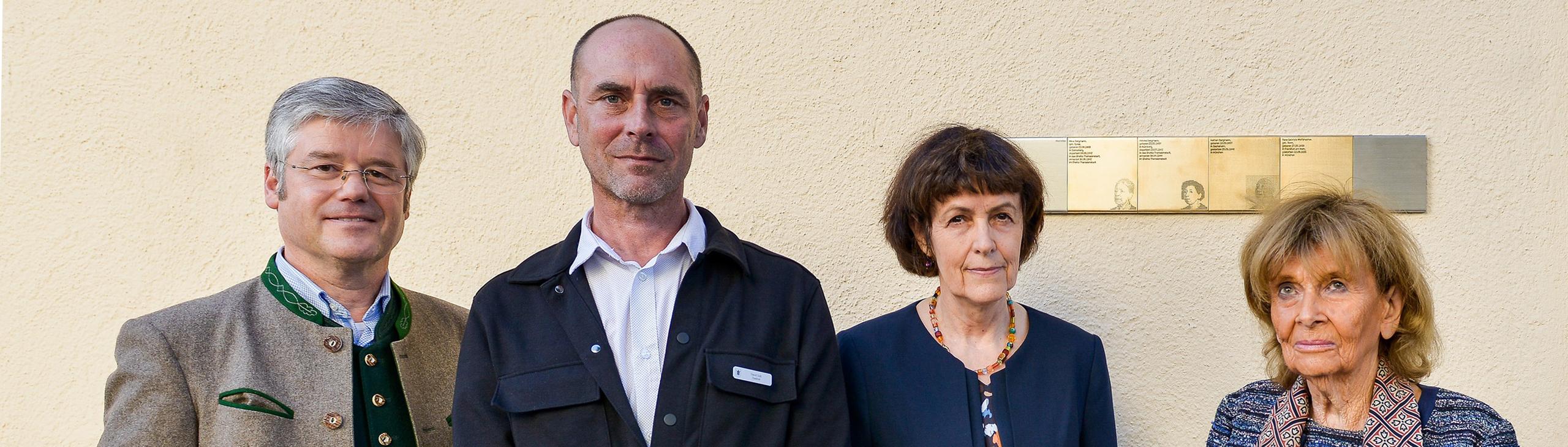 Gruppenbild mit Erinnerungszeichen in der Tengstr. 26