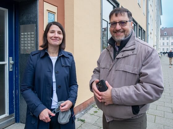 Stadträtin Anne Hübner und ein Familienangehöriger von Malwine Porsche