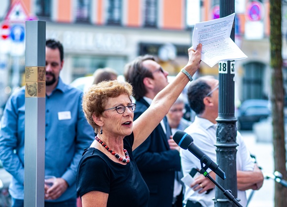 Dianne Schwager zeigt die Biografie ihrer Angehörigen