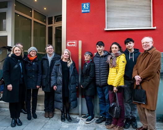 Gruppenbild mit den Erinnerungszeichen in der Hiltenspergerstraße 43