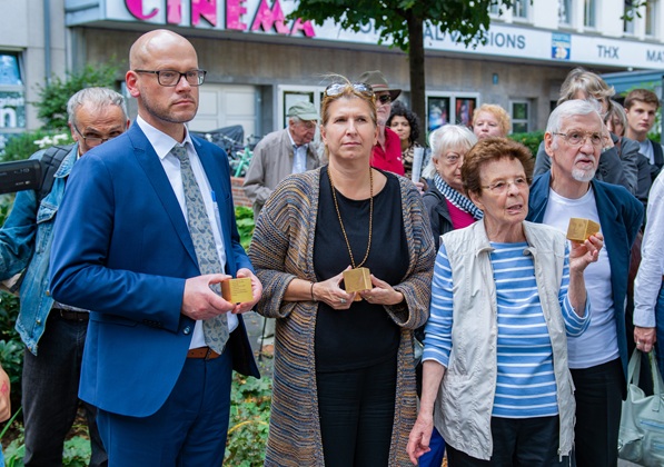 Headmaster Dr Helmut Martin, Councillor Julia Schönfeld-Knor and Edith Roemer, relatives, with the Memorial Signs for the Wertheimer family