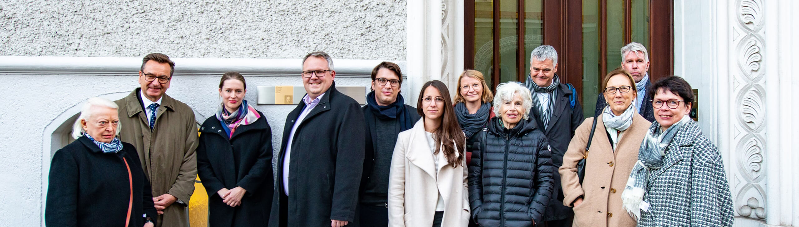 Gruppenbild mit dem Erinnerungszeichen in der Martiusstr