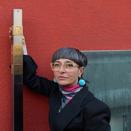 Stadträtin Nimet Gökmenoğlu bringt das Erinnerungszeichen für Evelyn Schönberg an