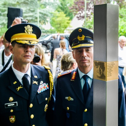 Oberst i.G. David M. Knych, Botschaft der USA, Berlin, Brigadegeneral Michael Traut, Kommandeur der Offizierschule der Luftwaffe in Fürstenfeldbruck