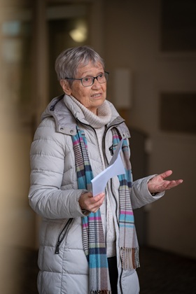 Ingrid Reuther, ErinnerungsWerkstatt München e. V., reads the biographies