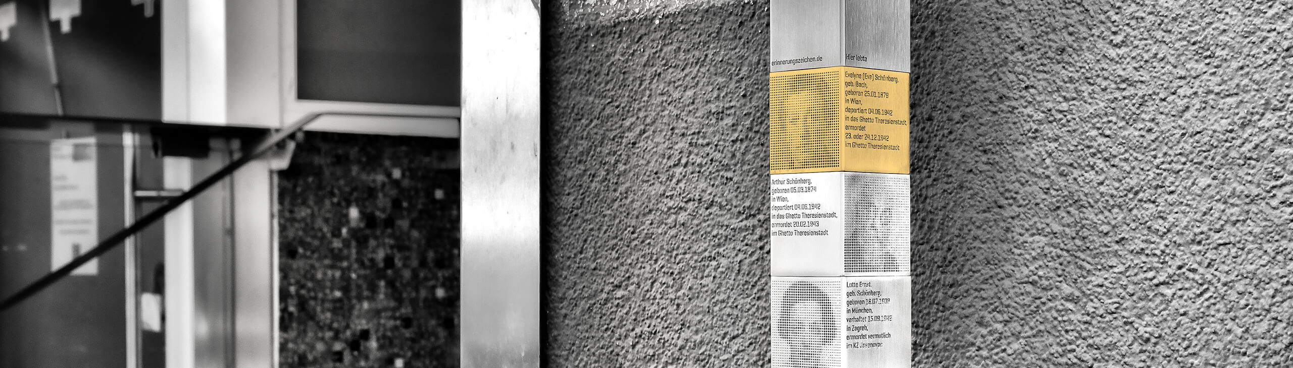 Stele mit Erinnerungszeichen für Eva Schönberg