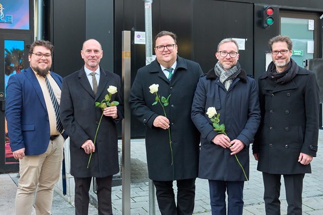 Alfredo Arturi, Stadtrat David Süß, Bürgermeister Alexander Bergmann, Benoît Blaser und Dirk Riedel neben dem Erinnerungszeichen