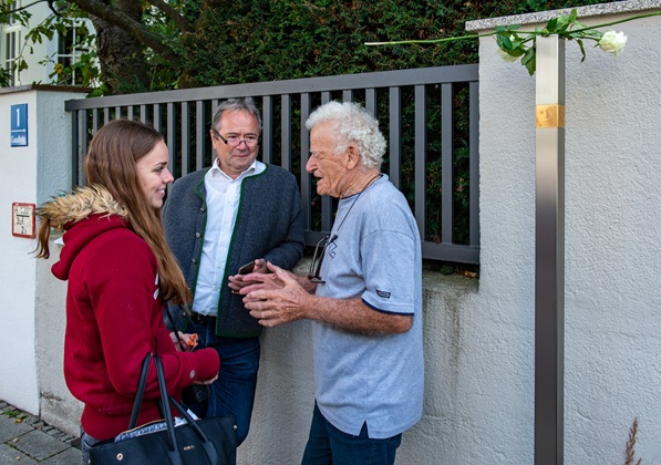 Gideon Levinger im Gespräch mit Gästen