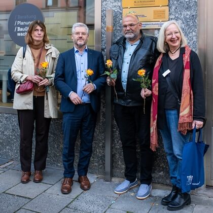 Gruppenfoto vor dem Erinnerungszeichen für Hedwig Schuster