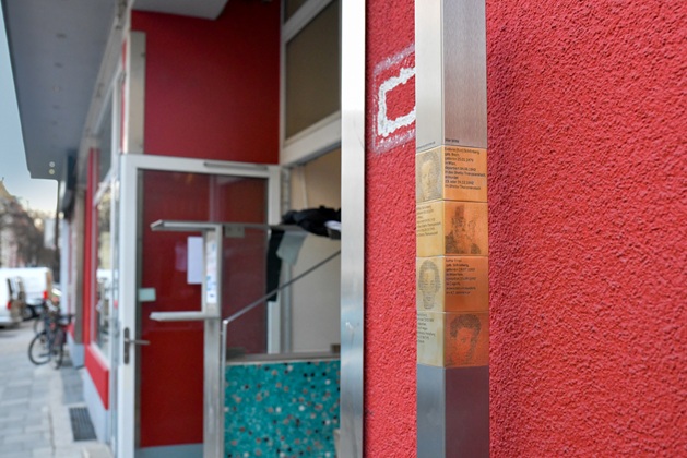 Die Erinnerungszeichen in der Hiltenspergerstraße 43