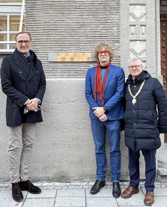 Jan Fischer und Stadtrat Winfried Kaum neben den Erinnerungszeichen