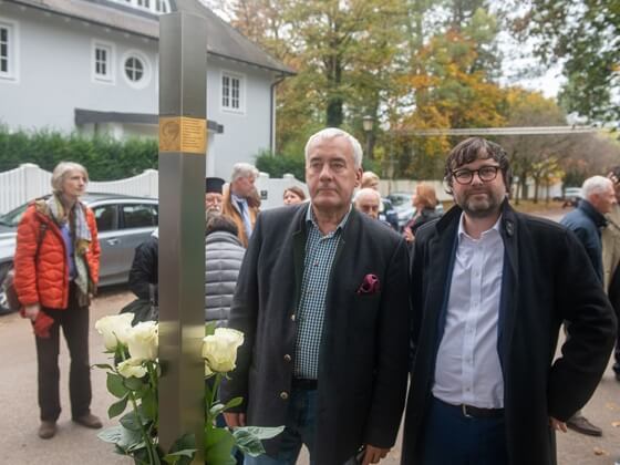 Dr. Ludwig Spaenle und Stadtrat Sebastian Weisenburger mit dem Erinnerungszeichen für Alexander Schmorell