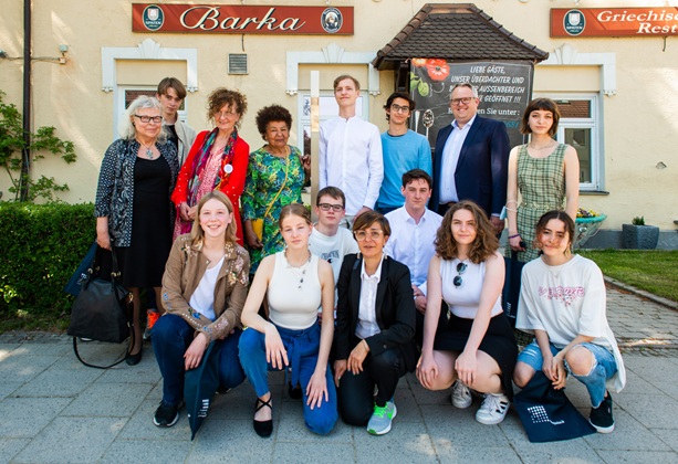 Gruppenbild mit den Erinnerungszeichen in der Fasangartenstraße 124