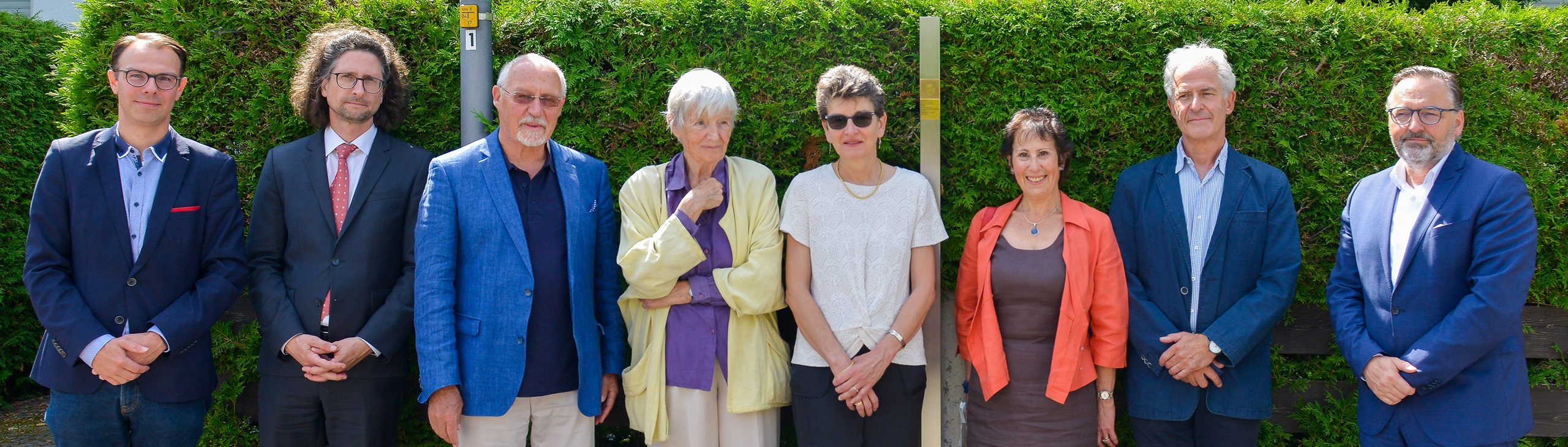 Gruppenbild vor den Erinnerungszeichen für Berthold und Margarethe Sterneck