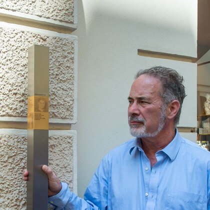 A relative with the Memorial Signs for Rosa and Emanuel Reis