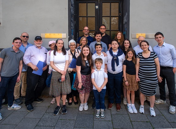 Group picture in front of the Memorial Sings at Buttermelcherstraße 14