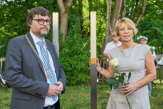 Stadtrat Sebastian Weisenburger und Antje Brandlbringen ein Erinnerungszeichen an