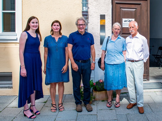 Gruppenfoto mit dem Erinnerungszeichen für Dr. Hugo Daffner