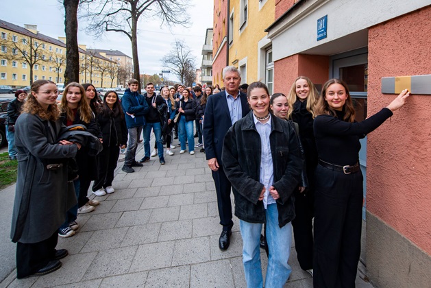 Gruppenfoto mit dem Erinnerungszeichen für Fanny Gross