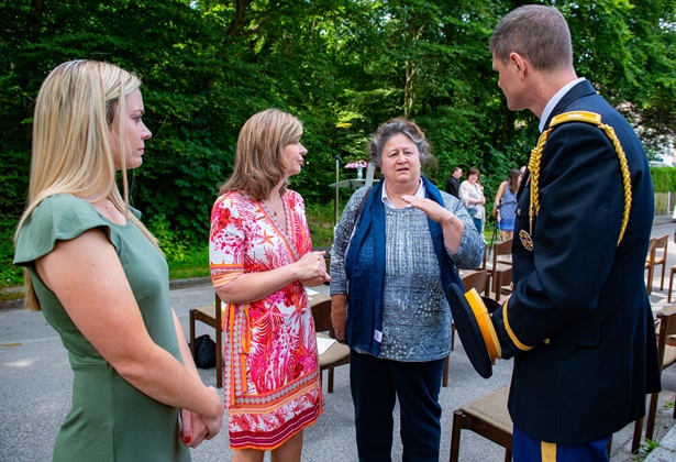Oberst i.G. David M. Knych im Gespräch mit Dr. Susanne Meinl, Initiatorin des Erinnerungszeichens, Hope Rhodabarger DuBois und ihrer Tochter