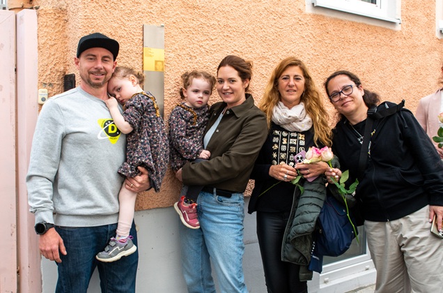 Hausbewohnerinnen und Hausbewohner der Wagnerstraße 6 mit Angehörigen von Helmuth Silberberg