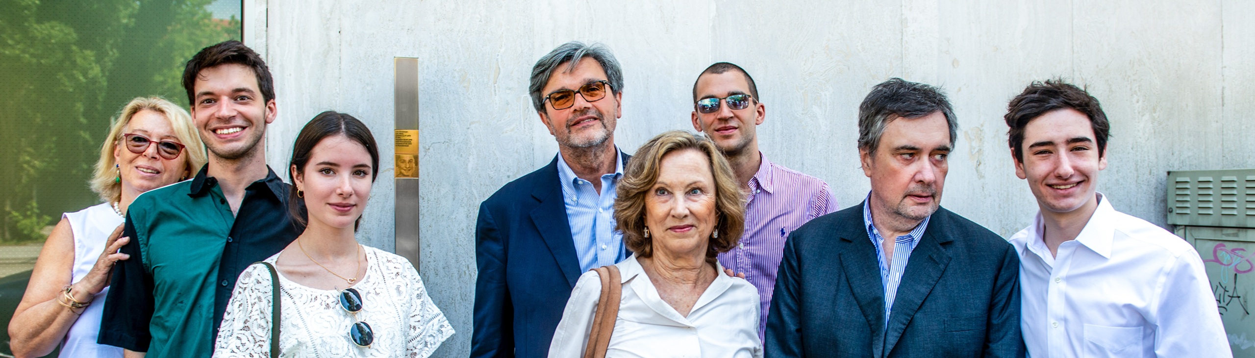 Familienangehörige vor den Erinnerungszeichen für Lina Binswanger und Anneliese Treumann 