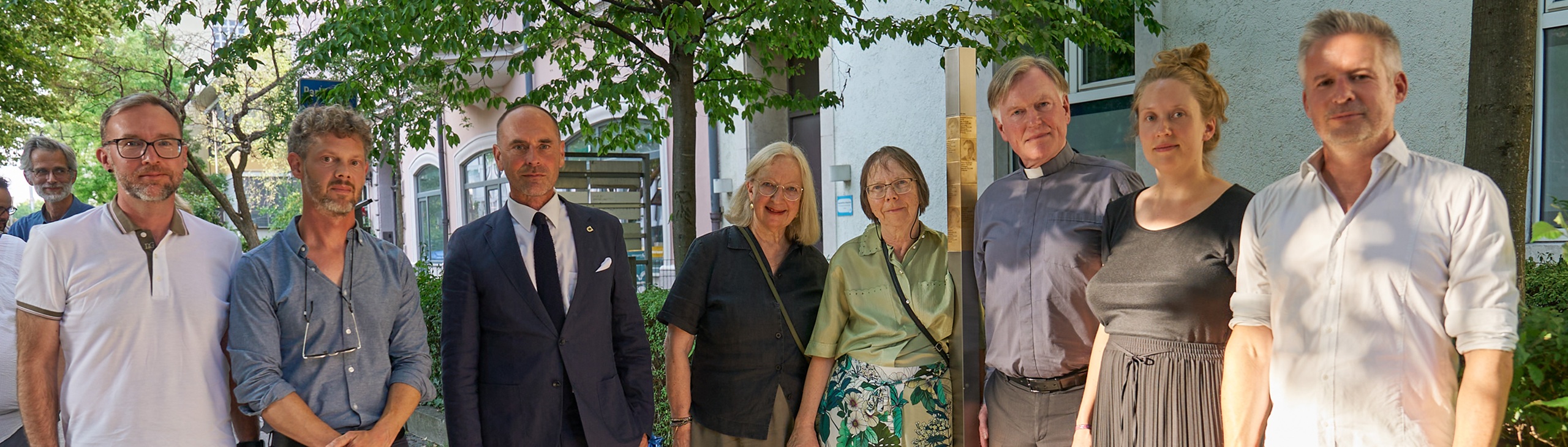 Gruppenbild mit Erinnerungszeichen in der Goethestraße 43