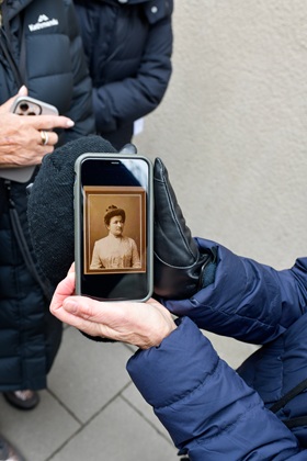 Relatives show a picture of Hermine Bernheimer