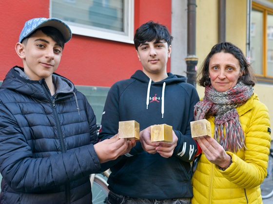 Familie Ernst-Schonberg zeigt die Erinnerungszeichen