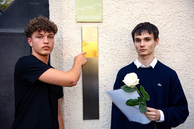 Simon Arnold und Marco Da Pra, Auszubildende der Münchner Wohnen, mit dem Erinnerungszeichen für Theodor Sternau