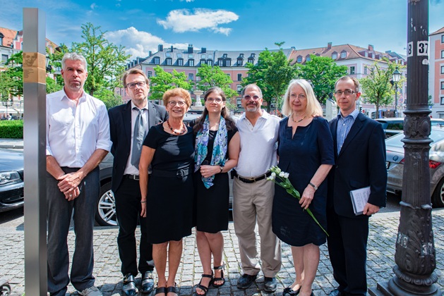 Dr Andreas Heusler, Councillor Florian Roth, Dianne, Sara and Gary Schwager, Dr Barbara Turczynski-Hartje, and Rabbi Tom Kučera next to the Memorial Signs