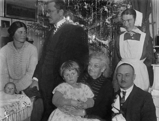 Weihnachten 1923: Fritz („Pipsi“), Marieluise, Fritz sen., Irmingard, Großmutter Julie, Dr. Ferdinand Kleindinst (Freund von Fritz Zieglwallner und Taufpate von „Pipsi“ und Fritz Zieglwallners Enkel Tobias (1951) sowie Firmpate von Enkel Thomas (1956)), Antonie Pfaff (Schwester Hadumuth)