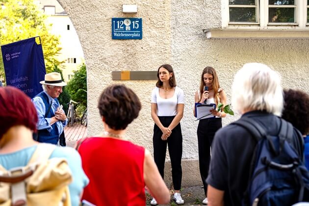 Eva Lippacher und Eva Renner, verlesen die Biografie von Fritz Hausmann