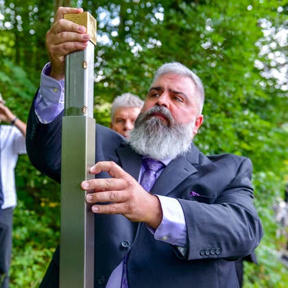 Anbringung des Erinnerungszeichens durch James Patrick Greene für die Angehörigen