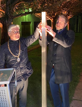 Councillor Winfried Kaum and Mayor Matthias Kohlmayer install the Memorial Sign
