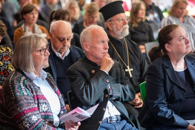 Familienangehörige während der Gedenkveranstaltung für Alexander Schmorell