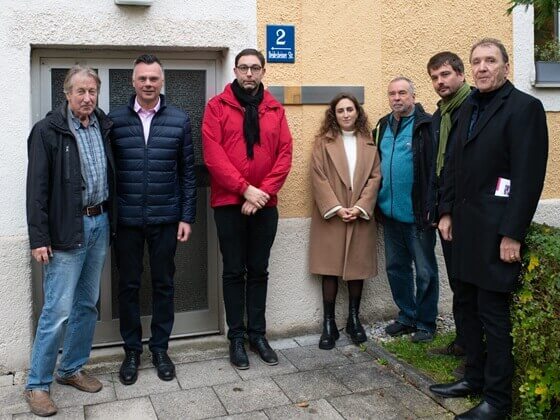 Gruppenfoto mit dem Erinnerungszeichen für Heinz Eschen