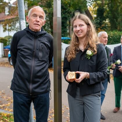 Markus Schmorell und Valerie Kehl, Schülerin des Albert-Einstein-Gymnasiums, mit dem Erinnerungszeichen für Alexander Schmorell