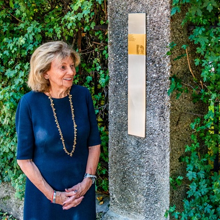 Dr. h.c. Charlotte Knobloch neben dem Erinnerungszeichen