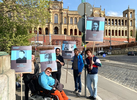 Citizens of Munich with signs in memory of Beimler, Dressler, Fechenbach, and Götz at the Bavarian parliament