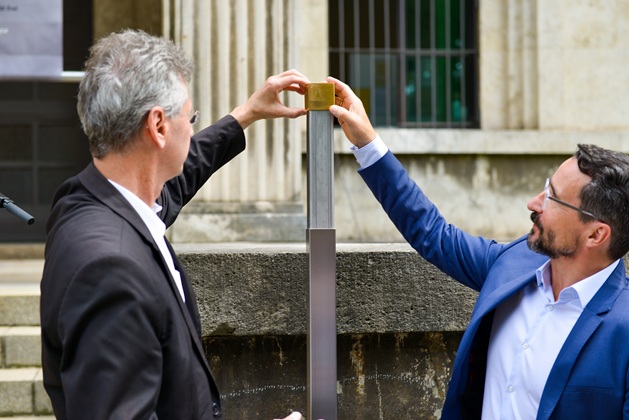 Erinnerungszeichen werden angebracht