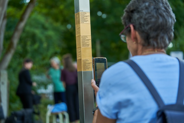 Stele mit Erinnerungszeichen für Zwangsarbeiterinnen und Zwangsarbeiter