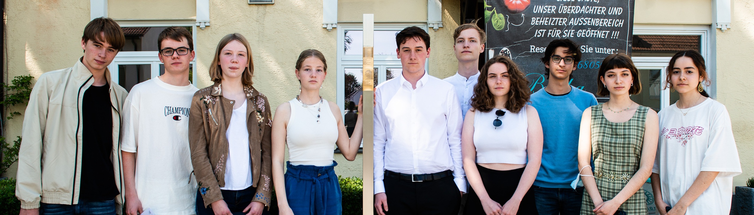 Gruppenbild mit den Erinnerungszeichen in der Fasangartenstraße