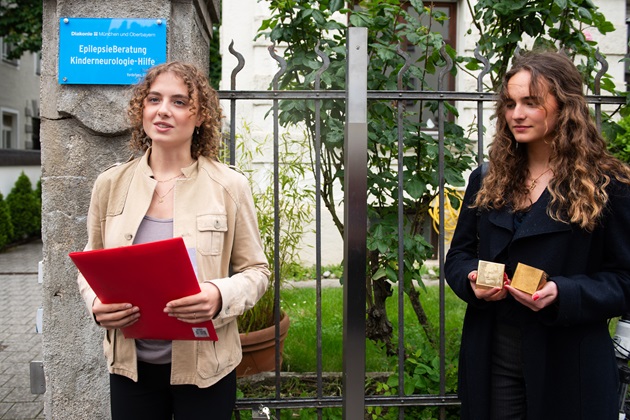 Die Schülerin Amélie Beij verliest die Biographien