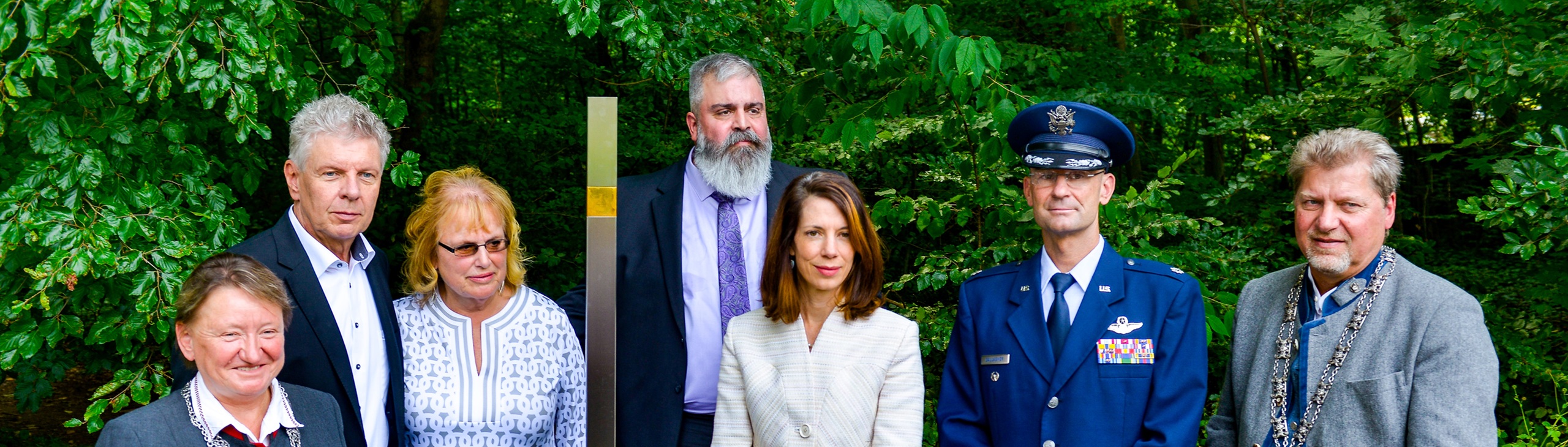 Gruppenfoto mit dem Erinnerungszeichen für James M. Greene