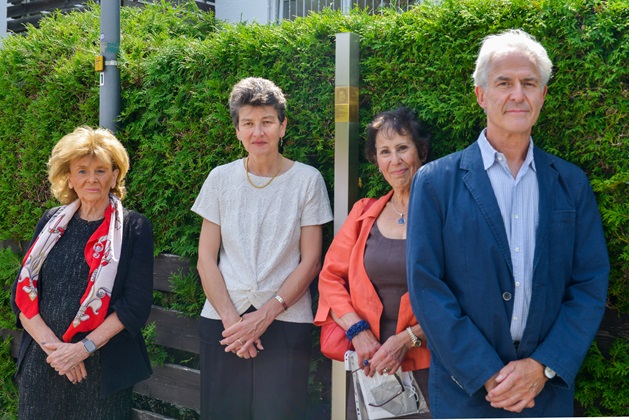 Dr. h.c. mult. Charlotte Knobloch und Enkel*innen der Sternecks vor den Erinnerungszeichen