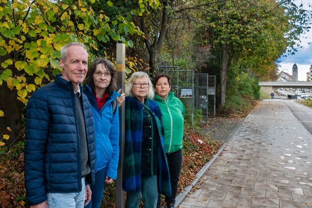 Gruppenfoto mit dem Erinnerungszeichen für Elisabeth Stupe